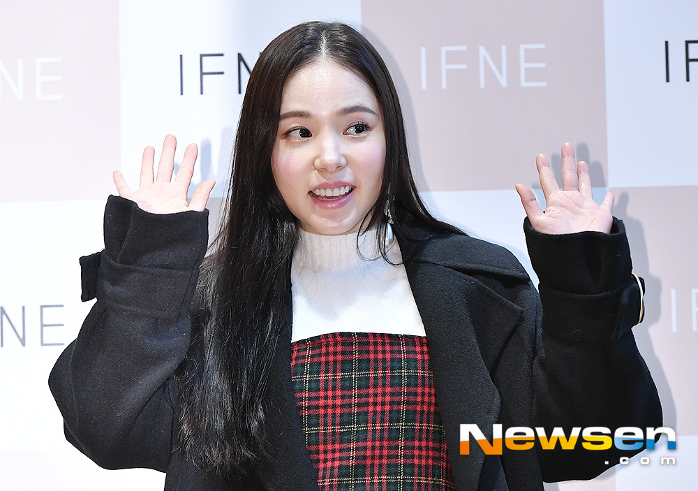 Actor Min Hyo-rin attended a Fan signing event event ceremony for the exclusive model of the mother fashion brand held at a Department Store in Danwon-gu, Ansan-si, Gyeonggi-do on December 21st.useful stock