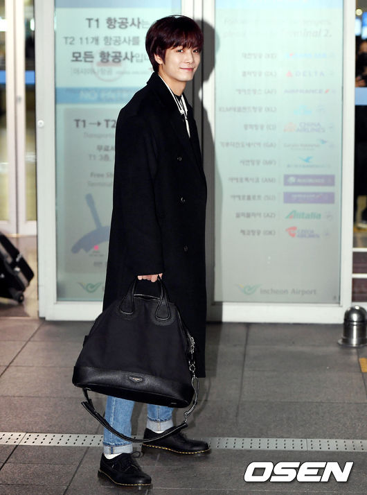 Group NUESTW JR (Jonghyun) is leaving for Hong Kong through the first passenger terminal of the Incheon International Airport on the morning of the 22nd to attend the overseas schedule.NUESTW JR (Jonghyun) is heading to the departure hall.