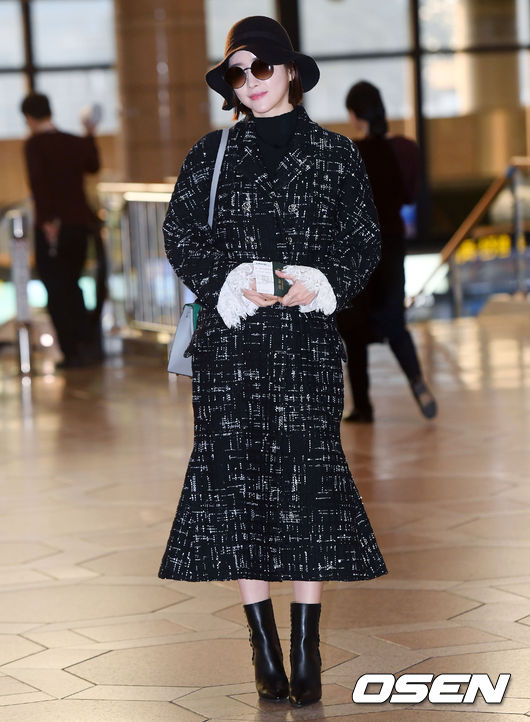 Actor Hong Soo-Ah is leaving for Beijing, China on a schedule to attend overseas through Gimpo International Airport in Banghwa-dong, Gangseo-gu, Seoul on the morning of the 22nd.