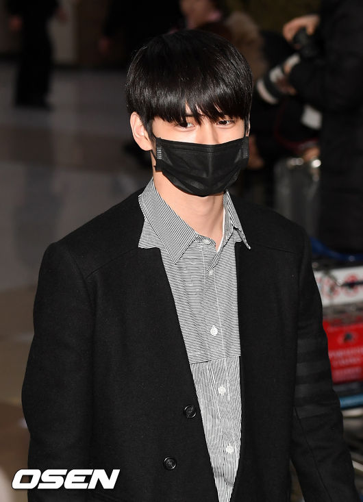 Wanna One Ong Seong-wu is performing Entrance through Gimpo International Airport in Gangseo-gu, Seoul after finishing fan signing and high touch events in Japan with members on the 22nd.