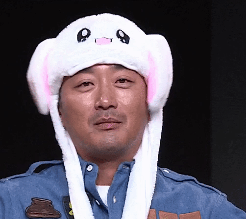 배우 하정우가 토끼 모자를 처음 써 보고 즐거워 하는 장면.