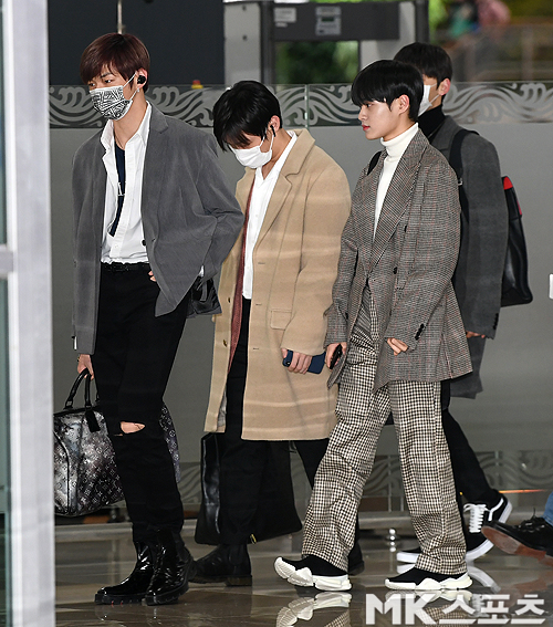 Wanna One returned home via Gimpo International Airport after a fan signing and high-touch event in Japan on Tuesday afternoon.Wanna One Kang Daniel, Yoon Ji-sung and Lee Dae-hwi are leaving the arrival hall.