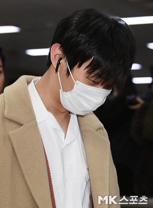 Wanna One returned home via Gimpo International Airport after a fan signing and high-touch event in Japan on Tuesday afternoon.Wanna One Yoon Ji-sung is slipping out of the Arrival Point