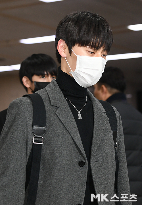 Wanna One returned home via Gimpo International Airport after a fan signing and high-touch event in Japan on Tuesday afternoon.Wanna One Hwang Min-hyun is leaving the arrivals hall.