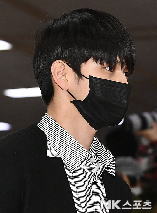 Wanna One returned home via Gimpo International Airport after a fan signing and high-touch event in Japan on Tuesday afternoon.Wanna One Ong Seong-wu is leaving the arrivals hall.