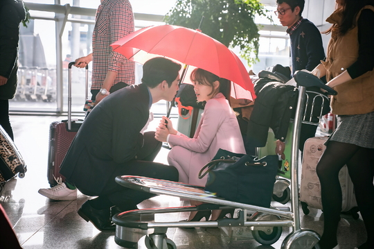 The details of Once clean hot and the details of Kim Yoo-jung are exciting viewers every time.On December 23, JTBCs monthly drama Clean Up Once released the behind-the-scenes cut of The Warlords, a red umbrella hug, where the delicate breathing of the two couples, Yoon Kyun-sang and Kim Yoo-jung, stood out.The triangular romance of Clean Up Hot once was properly ignited.While Chois straight line toward Kim Yoo-jung began, Yoon Kyun-sang, who tried to ignore his own Feeling, also acknowledged that Osol was a special existence.A pre-determined decision in panic at an airport where he visited Osol and a buyer who came to work as a daily secretary on behalf of Kwon (Yoo Seon-min).For him, who was suffering, Osol spread a red umbrella like a protective shield, and the first was leaning on the shoulder of the osol as if it were in a space of only two.Osol, who comforts the prestige with warm eyes, and the super-close moment of prestige, which leans on his arms like a child, raised the number of heartbeats.This scene, which confirmed that it was special to each other, added to the delicate acting of Yoon Kyun-sang and Kim Yoo-jung, and gave a differentiated excitement.Behind The Warlords was the delicate Acting of the Simkung Artisan Yoon Kyun-sang and Kim Yoo-jung.The two men drew the Feeling line of prestige and osole with a remarkable concentration, and the behind-the-scenes photos show the passion of two people not to miss Feeling for a moment.The synergy of the two people who are playing with each other and making a cheerful honey chemistry, but are immersed in Feeling with a 180-degree sudden eye before shooting is amazing.The appearance of Yoon Kyun-sang and Kim Yoo-jung looking at each other with their deep eyes in a small umbrella causes heartbeat again.Since it was an important scene that should convey the feeling that had been endured by caring for each other without ambassadors and sympathy for eyes, Yoon Kyun-sang and Kim Yoo-jung also exchanged opinions until just before shooting, continuing the Feeling line, and the decisive heart-stop The Warlords side was born where the change of the two peoples Feeling was delivered.The breath of Yoon Kyun-sang and Kim Yoo-jung, which spread various Feeling lines deep and richly, is the best.The two actors who are hard-carrying every scene from Simkung romance to pleasant comedy will continue to play in the future. Romance speeds up from the awakening of the pre-election.We have a triangular romance that will give us more excitement, so please look forward to the second act, he said.