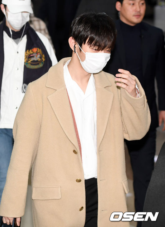 Wanna One Yoon Ji-sung is performing Entrance through Gimpo International Airport in Gangseo-gu, Seoul after finishing fan signing and high touch events in Japan with members on the 22nd.