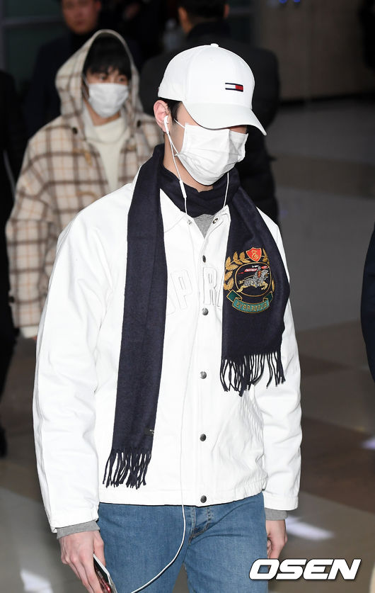 Wanna One Lai Kuan-lin is performing Entrance through Gimpo International Airport in Gangseo-gu, Seoul after finishing fan signing and high touch event in Japan with members on the 22nd.