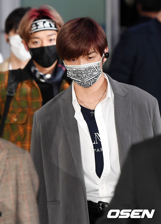 Wanna One Kang Daniel is performing Entrance through Gimpo International Airport in Gangseo-gu, Seoul after finishing a fan signing and high-touch event in Japan with members on the 22nd.