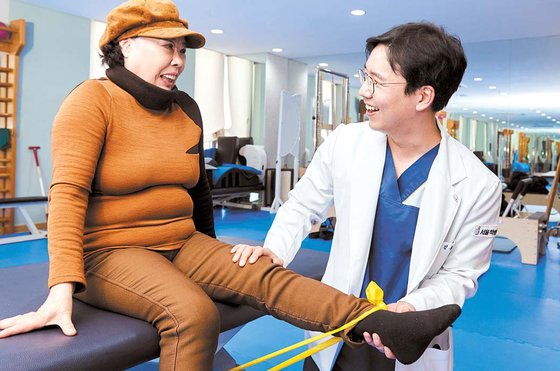 인공관절 수술 지원사업으로 무릎 건강을 되찾은 오복덕(왼쪽)씨가 서울척병원 김동욱 원장과 다리 운동법에 대해 이야기하고 있다. 프리랜서 인성욱