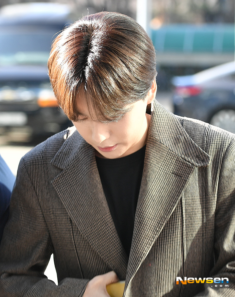 WINNER Kim Jin-woo enters the Mok-dong distinct SBS office in Yangcheon-gu, Seoul to record SBS Power FMs Dooshi Escape Cult show on the afternoon of December 24th.