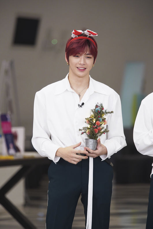 Wanna One Kang Daniel has actively explained the plagiarism of the Idol room signature pose raised by JYP.JTBCs Idol room, which will be broadcast at 6:30 p.m. on the 25th (Tuesday), will be decorated with the Thank You Awards, which will visit Big Bang Victory, Wanna One, and (Women) children among the 35 Idols who appeared in 2018 for Christmas and deliver gifts.In particular, Wanna One was selected as the winner by setting a record of Idol room one-time guest, signature pose production of the program, and the highest number of views.MC Jeong Hyeong-don and Defcon continue to use the signature pose of the program, which seems to have drawn the house presented by Kang Daniel by hand.However, in September, JYP Park Jin-young gave a big smile by raising plagiarism saying that the pose is the same as the point choreography of his hit song The House You Live in.MC Jeong Hyeong-don demanded an official explanation for Wanna One Kang Daniel who appeared again.Kang Daniel said that he had concluded the plagiarism controversy by offering a clear refutation, such as comparing the difference directly, saying, The pose is really different.The truth of the program signature pose revealed by Kang Daniel can be found on JTBC Idol room which is broadcasted at 6:30 pm on the 25th (Tuesday).JTBC