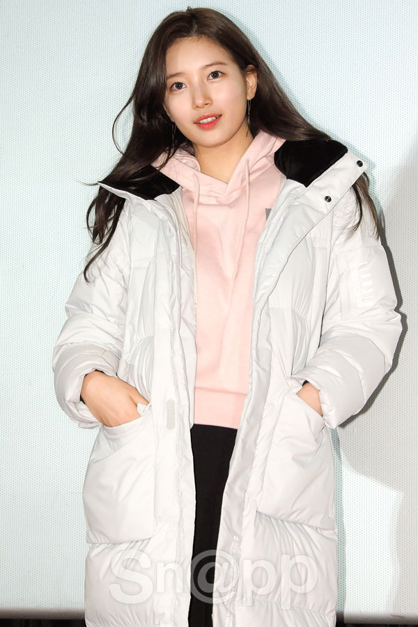 Actor Bae Suzy poses at the K2 Bae Suzy Fan signing event held at Lotte MartArte Avenue in Seoul Jung District on the afternoon of the 22nd.On this day, Bae Suzy made a comfortable and practical padding look by matching a pink color hooded T-shirt to a long padding.Actor Bae Suzy poses at the K2 Bae Suzy Fan signing event held at Lotte MartArte Avenue in Seoul Jung District on the afternoon of the 22nd.