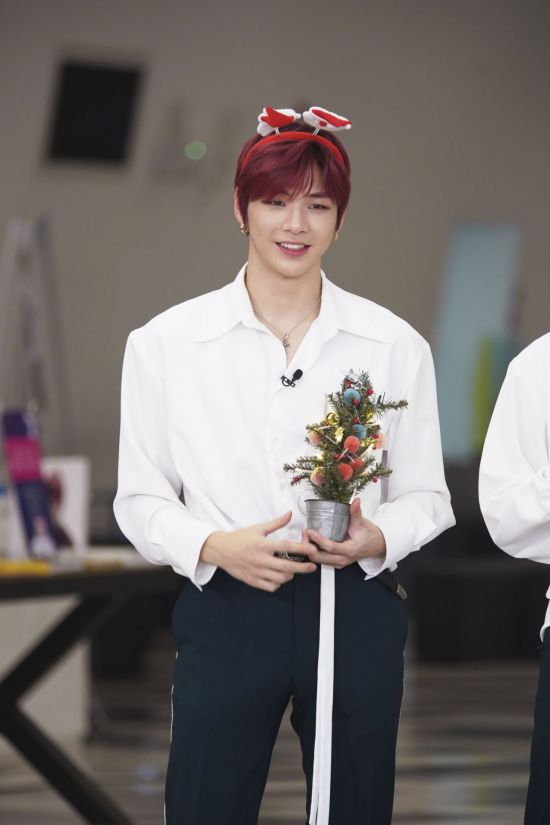 Group Wanna One Kang Daniel explains the Idol room signature pose plagiarism theory raised by Singer J. Y. Park.JTBC entertainment program Idol room, which is broadcasted at 6:30 pm on the 25th, is decorated with Thank You Awards, which visits the Big Bang Victory, Wanna One, and (girl) children of the 35 teams who appeared in 2018 for Christmas.In particular, Wanna One was selected as the winner by setting a record of Idol room one guest, a signature pose of the program, and the highest number of views.MC Jung Hyung Don and Defcon continue to use the signature pose of the program, which seems to have drawn a Gifted house by Kang Daniel.However, in September, J. Y. Park laughed at the plagiarism that the pose was the same as the point choreography of his hit song The House You Live.