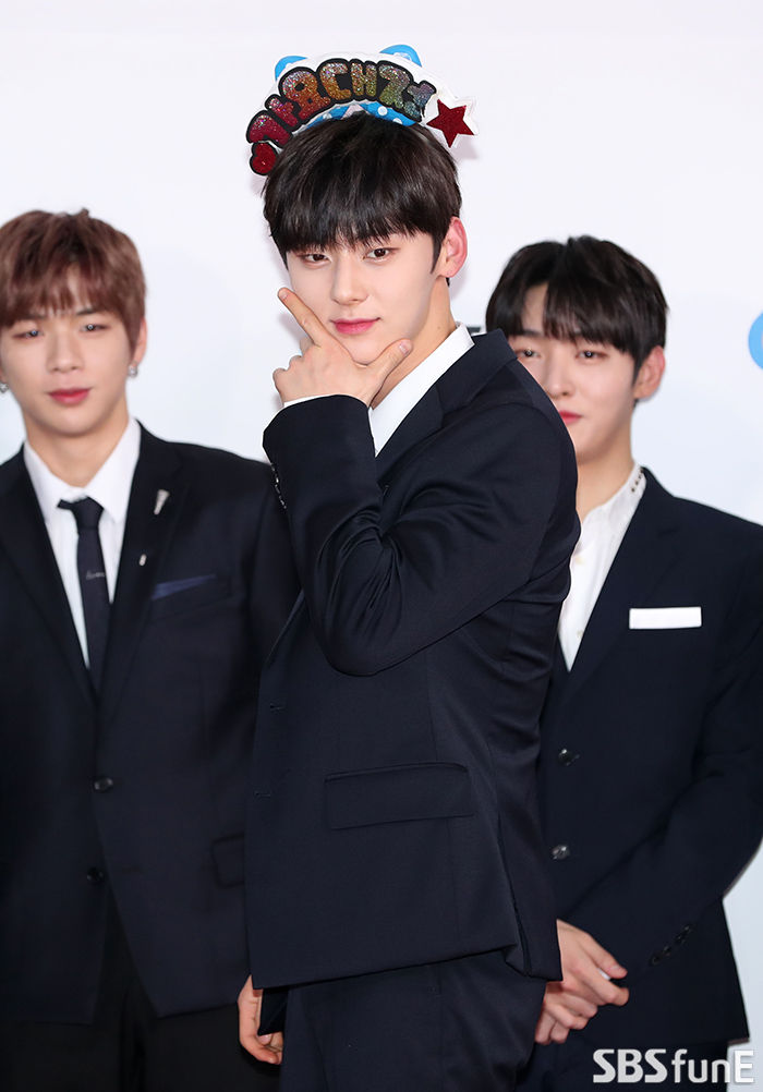 Hwang Min-hyun of the group Wanna One has a photo time at the 2018 SBS KPop year-end festival photo wall event held at Gocheok Sky Dome in Guro-gu, Seoul on the afternoon of the 25th.