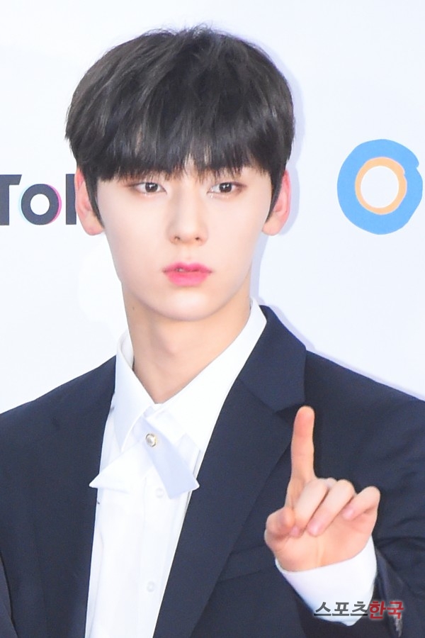 Wanna One Hwang Min-hyun attends SBS KPop year-end festival held at Gocheok Sky Dome in Gocheok-dong, Guro-gu, Seoul on the afternoon of the 25th.SBS KPop year-end festival is a music festival where K-POP stars who caused the Korean Wave craze all over the world in 2018.The photo event was attended by BTS Red Velvet girlfriend Wanna One Black Pink Twice God Seven BTOB EXOWNER Stern Icon Mama Mu NCT.