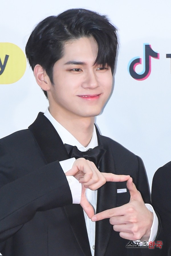 Wanna One Ong Seong-wu attends SBS KPop year-end festival held at Gocheok Sky Dome in Gocheok-dong, Guro-gu, Seoul on the afternoon of the 25th.SBS KPop year-end festival is a music festival where K-POP stars who caused the Korean Wave craze all over the world in 2018.The photo event was attended by BTS Red Velvet girlfriend Wanna One Black Pink Twice God Seven BTOB EXOWNER Stern Icon Mama Mu NCT.