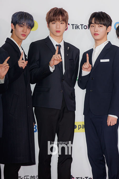 The 2018 SBS KPop year-end festival photo wall event was held at Gocheok Sky Dome in Guro-gu, Seoul on the afternoon of the 25th.Group Wanna One Bae Jin Young, Kang Daniel, and Yoon Ji-sung have photo time.news report