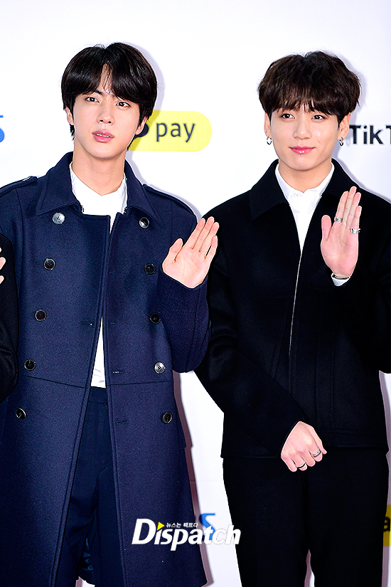 Beagle Me Full Charging...Jin and Jungkook, all-time cute 2018 SBS Gayo Daejeon was held at Gocheok Sky Dome in Gocheok-dong, Guro-gu, Seoul on the afternoon of the 25th.BTS Jean and Jungkook had a photo time with a clear pose on the day, capturing their attention with a beagle-charming smile.Meanwhile, 2018 SBS Song Daejeon will be held under the theme of THE WAVE, including BTS, Wanna One, Seventeen, EXO, Red Velvet, WINNER, Apex, Stern, Monster X, NCT, Bituby, Twice, Black Pink, Mamamu, Momo Land, GFriend and GOT7 Minda.Pose is decalcomani.World Wide Guiyomi.The youngest flower smile.
