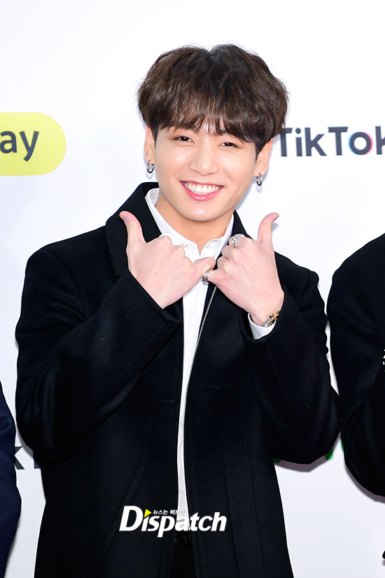 Beagle Me Full Charging...Jin and Jungkook, all-time cute 2018 SBS Gayo Daejeon was held at Gocheok Sky Dome in Gocheok-dong, Guro-gu, Seoul on the afternoon of the 25th.BTS Jean and Jungkook had a photo time with a clear pose on the day, capturing their attention with a beagle-charming smile.Meanwhile, 2018 SBS Song Daejeon will be held under the theme of THE WAVE, including BTS, Wanna One, Seventeen, EXO, Red Velvet, WINNER, Apex, Stern, Monster X, NCT, Bituby, Twice, Black Pink, Mamamu, Momo Land, GFriend and GOT7 Minda.Pose is decalcomani.World Wide Guiyomi.The youngest flower smile.