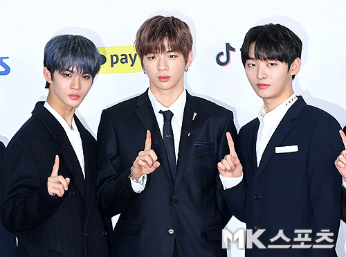 2018 SBS Gayo Daejeon Photo Wall was held at Gocheok Sky Dome in Seoul on the 25th.Wanna One Kang Daniel, Bae Jin Young, and Yoon Ji-sung have SBS song Daejeon photo time.On this day, SBS Gayo Daejeon will be attended by Stray Kids, Girls, The Boys, Momoland, NCT, Black Pink, Wanna One, Mama Moo, Seven, Monster X, Girlfriend, Red Velvet, Icon, Twice, Winner, God Se7en, Apex, Bitubi, Exo, Stern and BTS.
