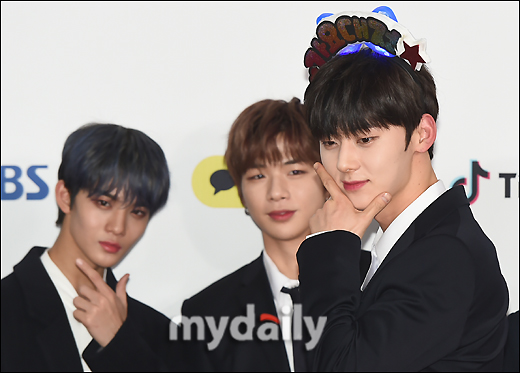 Wanna One Bae Jin Young and Hwang Min-hyun pose at the 2018 SBS Song Daejeon THE WAVE photo wall event held at Gocheok Sky Dome in Gocheok-dong, Seoul on the afternoon of the 25th.