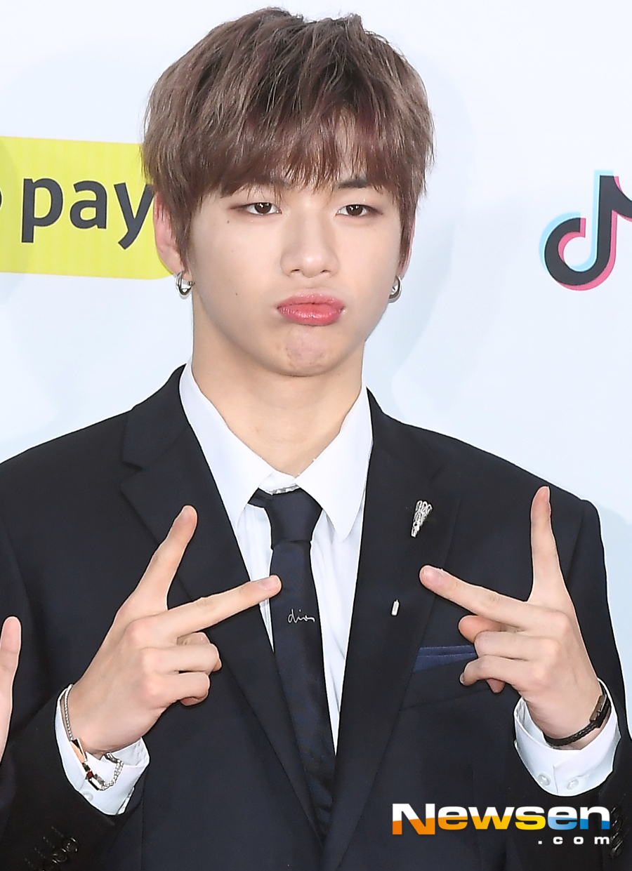 The 2018 SBS KPop year-end festival photo wall event was held at Gocheok Sky Dome in Seoul Guro-gu on the afternoon of December 25th.Wanna One Kang Daniel attended the day.The 2018 SBS KPop year-end festival, which will be held under the theme of THE WAVE, will include BTS, Exo, Wanna One, Red Velvet, Winner, Apex, Stern, Monster X, NCT, Seventeen, Bitubi, Twice, Black Pink, Icon, Mamamoo, Momoland, Girlfriend, Godseven The most popular singers who continue the K-POP craze worldwide are on the show, and will be broadcast live from 5:30 pm to Seoul Gocheok Sky Dome with Jeon Hyun-moo and Jo Boa.Jung Yu-jin