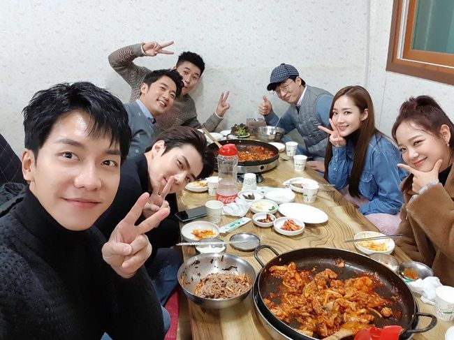 Group EXO Sehun released a photo with members of Baro You Season 2.Sehun posted a picture on his instagram on the 25th with a short article entitled The offender is Baro Your Season 2.In the photo, there are pictures of Yoo Jae-Suk, Ahn Jae-wook, Kim Jong-min, Lee Seung-gi, Park Min-young, EXO Sehun, and Gugudan cleaning, which are enjoying the dinner together.Their cheerful atmosphere is raising expectations for the first broadcast of Baro You Season 2.Meanwhile, Baro You Season 2 will be broadcast in 2019.Sehun Instagram