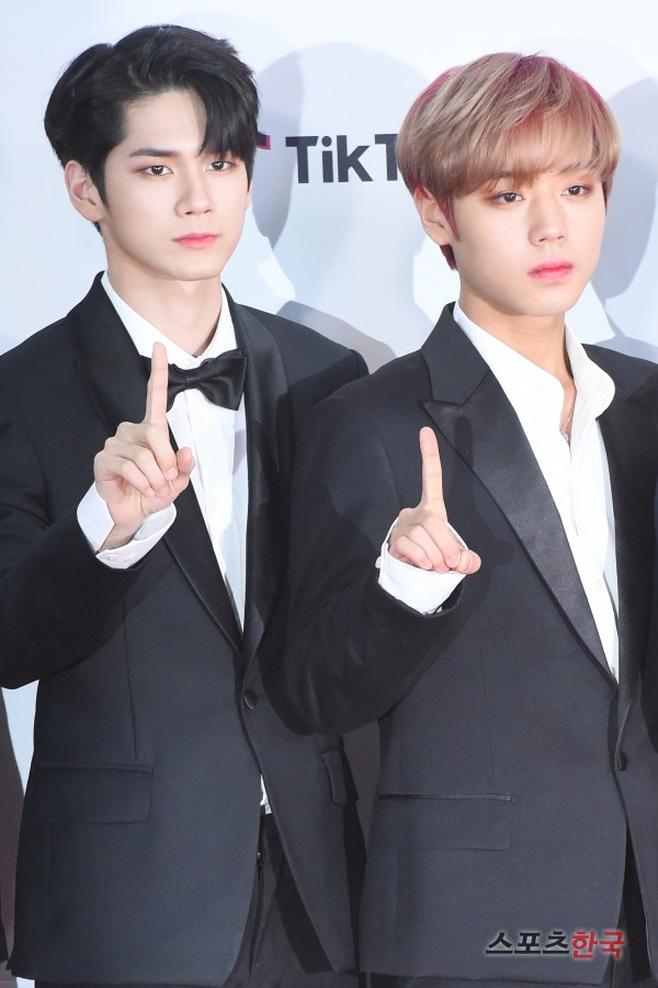 Wanna One Ong Seong-wu Park Jihoon attends SBS KPop year-end festival held at Gocheok Sky Dome in Gocheok-dong, Guro-gu, Seoul on the afternoon of the 25th.SBS KPop year-end festival is a music festival where K-POP stars who caused the Korean Wave craze all over the world in 2018.The photo event was attended by BTS Red Velvet girlfriend Wanna One Black Pink Twice God Seven BTOB EXOWNER Stern Icon Mama Mu NCT.