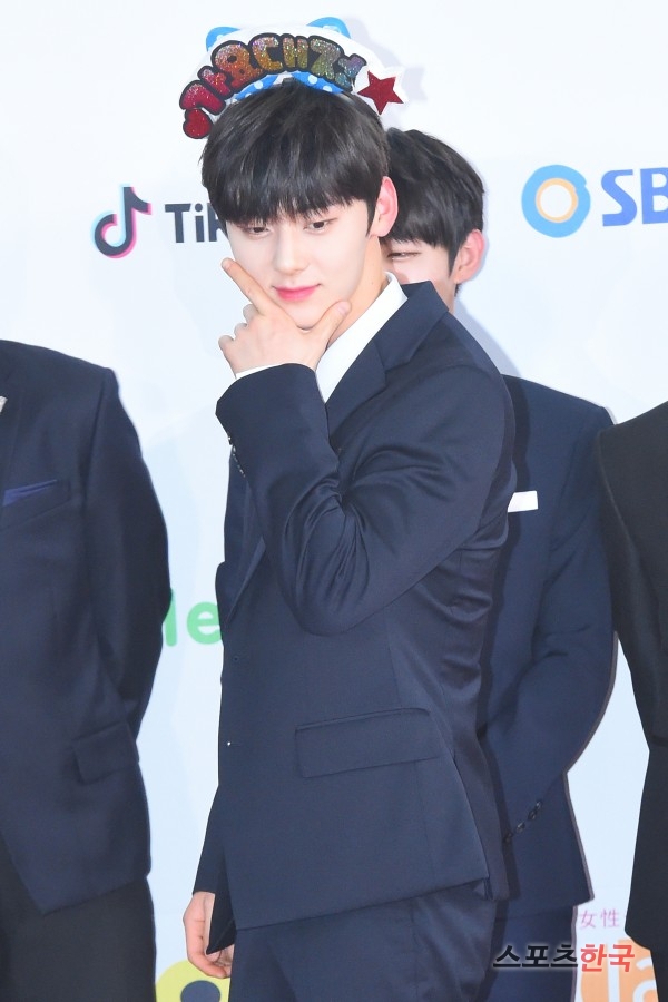Wanna One Hwang Min-hyun attends SBS KPop year-end festival held at Gocheok Sky Dome in Gocheok-dong, Guro-gu, Seoul on the afternoon of the 25th.SBS KPop year-end festival is a music festival where K-POP stars who caused the Korean Wave craze all over the world in 2018.The photo event was attended by BTS Red Velvet girlfriend Wanna One Black Pink Twice God Seven BTOB EXOWNER Stern Icon Mama Mu NCT.