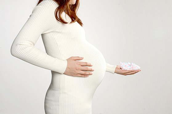 우리가 모르는 사이 우리 몸속에 독성물질이 은밀히 쌓이고 있다. 환경뿐만 아니라 먹거리 오염까지 심각한 수준에 이르렀는데 이러한 독소는 미숙아, 저체중아, 선천성기형 발생 등 인간의 건강에 지대한 영향을 미친다. [중앙포토]