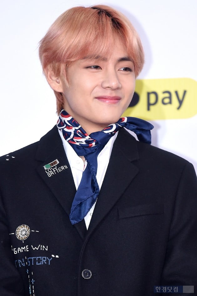 Group BTS V attended the 2018 SBS Song Daejeon red carpet event held at Gocheok Sky Dome in Gocheok-dong, Seoul on the afternoon of the 25th.