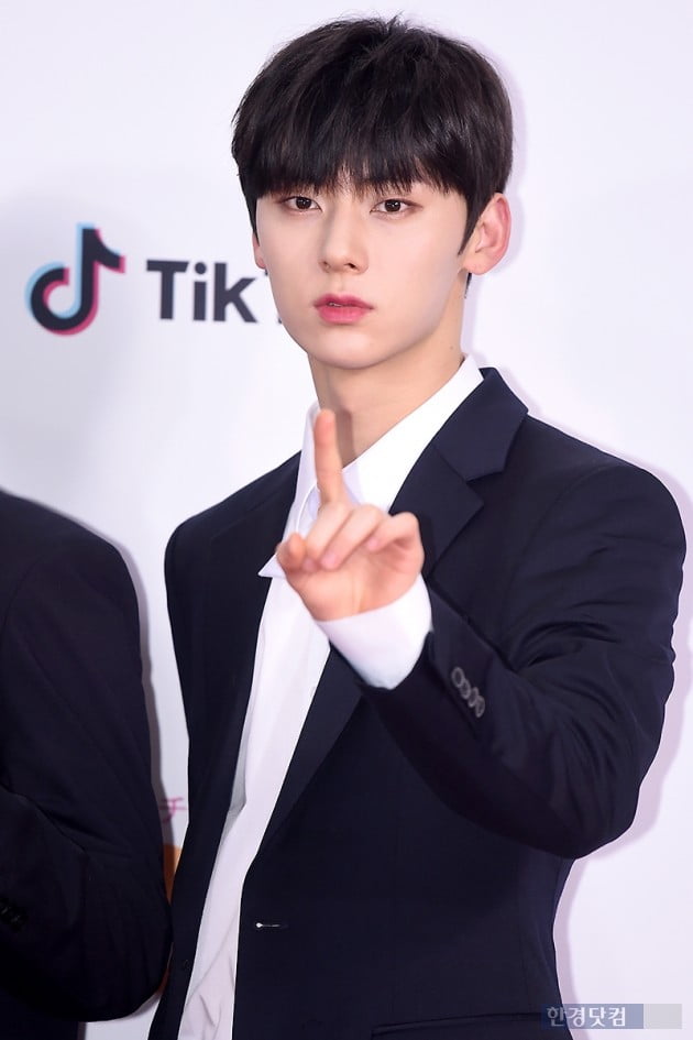 Wanna One Hwang Min-hyun, Unique Handsome (2018 SBS Song Competition) Group Wanna One Hwang Min-hyun attended the red carpet event of 2018 SBS Song Daejeon held at Gocheok Sky Dome in Gocheok-dong, Seoul on the afternoon of the 25th.
