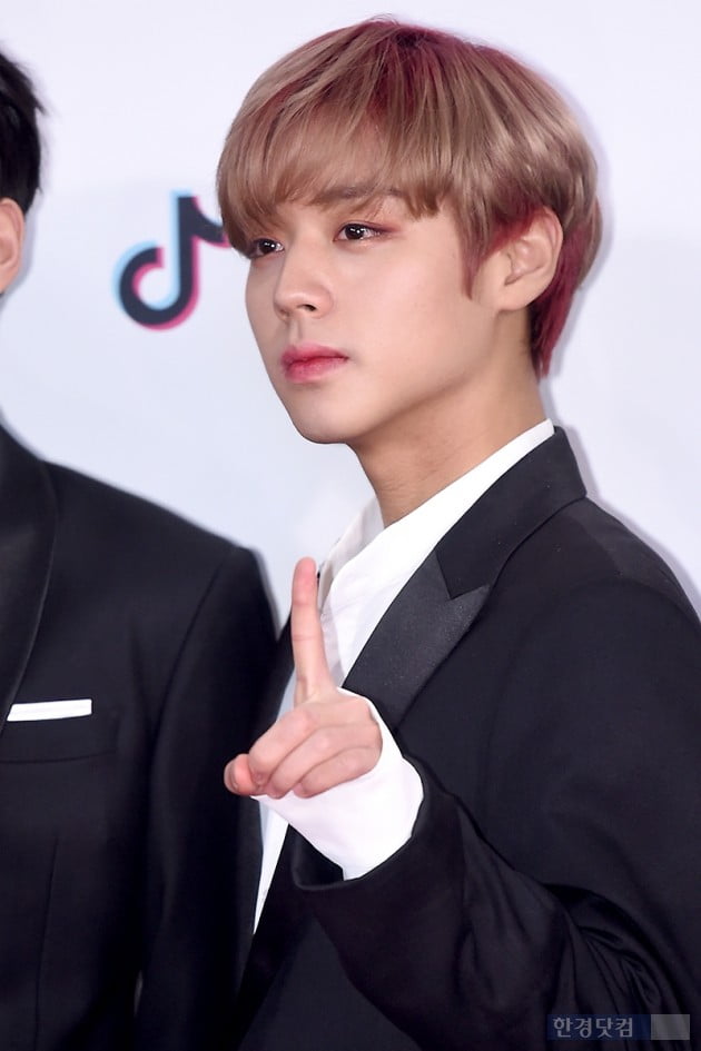 Group Wanna One Park Jihoon attended the 2018 SBS Song Daejeon red carpet event held at Gocheok Sky Dome in Gocheok-dong, Seoul on the afternoon of the 25th.