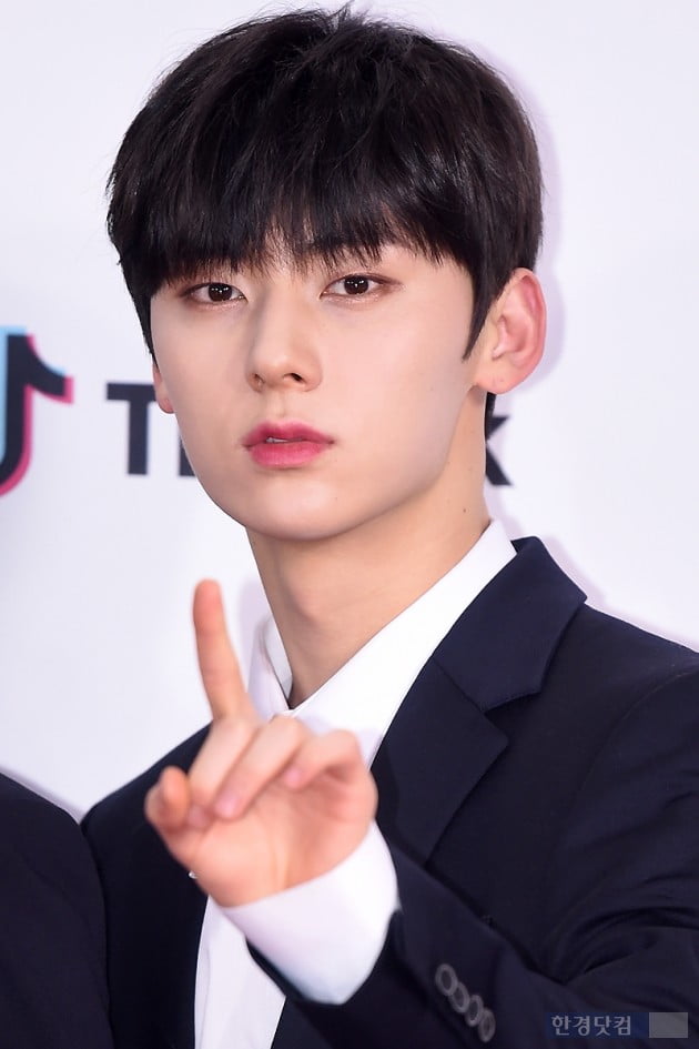 Group Wanna One Hwang Min-hyun attended the red carpet event of 2018 SBS Song Daejeon held at Gocheok Sky Dome in Gocheok-dong, Seoul on the afternoon of the 25th.