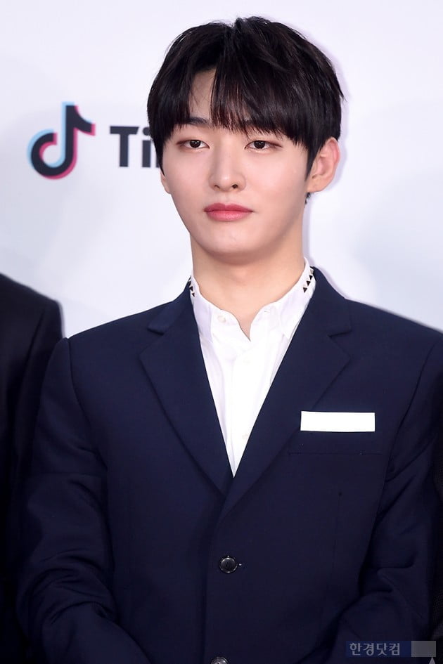 Group Wanna One Yoon Ji-sung attended the 2018 SBS Song Daejeon red carpet event held at Gocheok Sky Dome in Gocheok-dong, Seoul on the afternoon of the 25th.