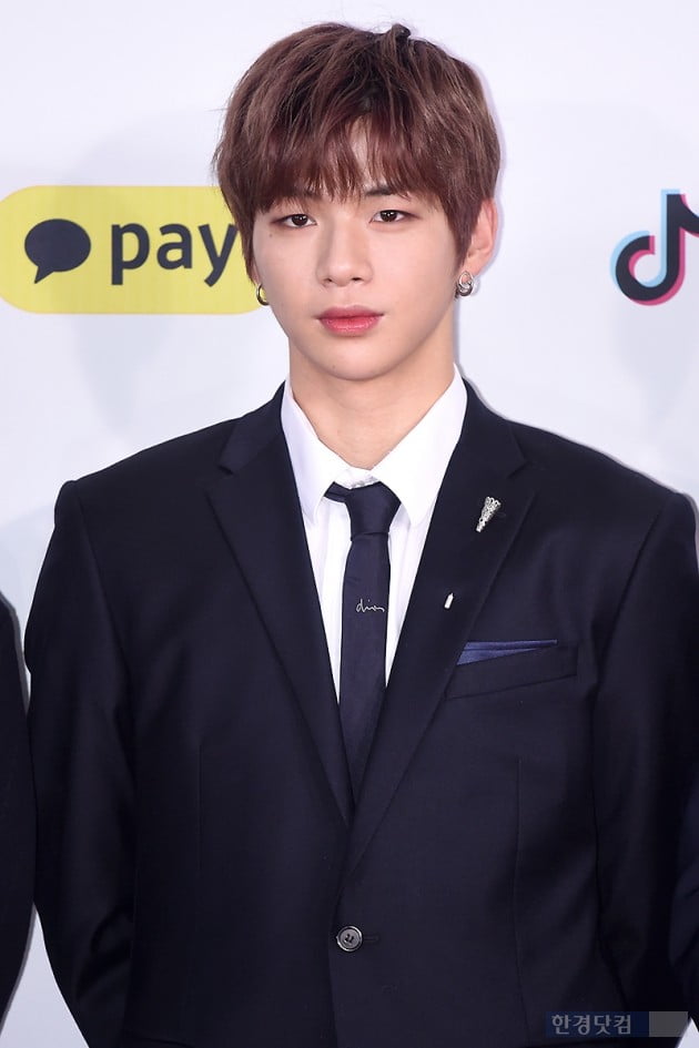 Group Wanna One Kang Daniel attended the red carpet event of 2018 SBS Song Daejeon held at Gocheok Sky Dome in Gocheok-dong, Seoul on the afternoon of the 25th.