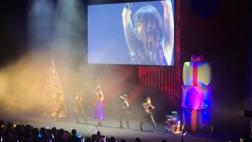 Singer Goo Hara has unveiled the scene of Japan fan meeting.Goo Hara released a fan meeting photo on Japan on the 26th on Instagram.Its a certification shot taken by Goo Hara in Santa costume with fans, who painted hearts on the photo and expressed affection.The previous photos and videos are performing at the time of fan meeting, singing Wild announced by Japan.Goo Hara, who also added the Japanese word thank you and thanked fans.Goo Hara, who resumed his first official activity after a controversy with his ex-boyfriend, was reported to have shed tears while reading a letter saying I am sorry to worry at the scene.