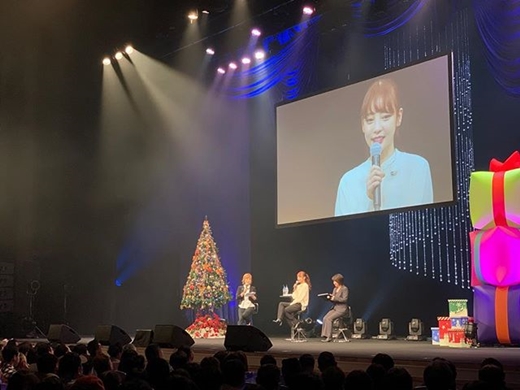 Singer Goo Hara has unveiled the scene of Japan fan meeting.Goo Hara released a fan meeting photo on Japan on the 26th on Instagram.Its a certification shot taken by Goo Hara in Santa costume with fans, who painted hearts on the photo and expressed affection.The previous photos and videos are performing at the time of fan meeting, singing Wild announced by Japan.Goo Hara, who also added the Japanese word thank you and thanked fans.Goo Hara, who resumed his first official activity after a controversy with his ex-boyfriend, was reported to have shed tears while reading a letter saying I am sorry to worry at the scene.