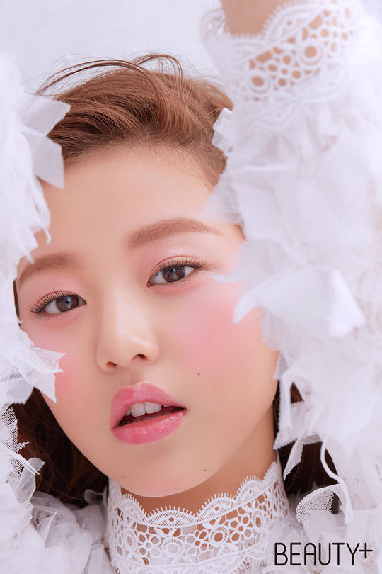 Mnet Produced 48 winner IZ*ONE Jang Won-young became a cover girl for the January issue of Beauty Magazine Beauty.Jang Won-young is the first cover shot alone.The recent filming was conducted with the concept of dyeing lips with three candy colors, from Coral, Raspberry and Pink.Jang Won-young perfected the makeup of a shiny lollipop mood with a cute and lovely look.Despite being the first photo shoot to be conducted alone, it is the back door that surprised the staff with a skillful and professional pose without nervous or shy appearance.