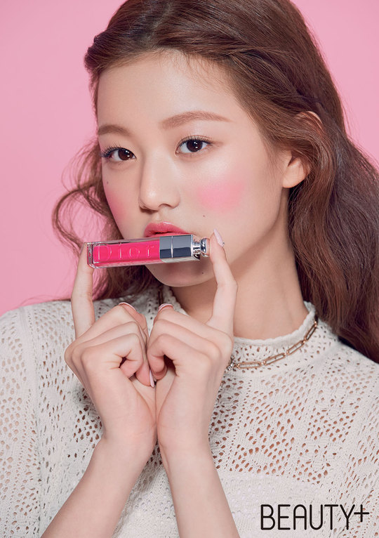 Mnet Produced 48 winner IZ*ONE Jang Won-young became a cover girl for the January issue of Beauty Magazine Beauty.Jang Won-young is the first cover shot alone.The recent filming was conducted with the concept of dyeing lips with three candy colors, from Coral, Raspberry and Pink.Jang Won-young perfected the makeup of a shiny lollipop mood with a cute and lovely look.Despite being the first photo shoot to be conducted alone, it is the back door that surprised the staff with a skillful and professional pose without nervous or shy appearance.