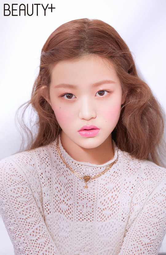 Mnet Produced 48 winner IZ*ONE Jang Won-young became a cover girl for the January issue of Beauty Magazine Beauty.Jang Won-young is the first cover shot alone.The recent filming was conducted with the concept of dyeing lips with three candy colors, from Coral, Raspberry and Pink.Jang Won-young perfected the makeup of a shiny lollipop mood with a cute and lovely look.Despite being the first photo shoot to be conducted alone, it is the back door that surprised the staff with a skillful and professional pose without nervous or shy appearance.