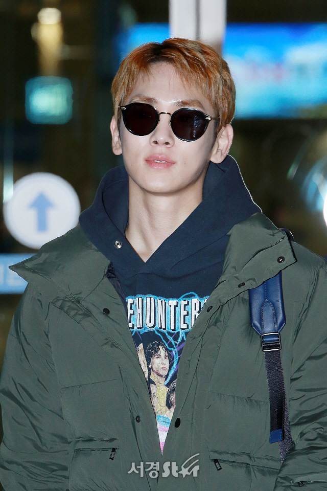 SHINee member null is leaving for the United States with an Airport fashion.