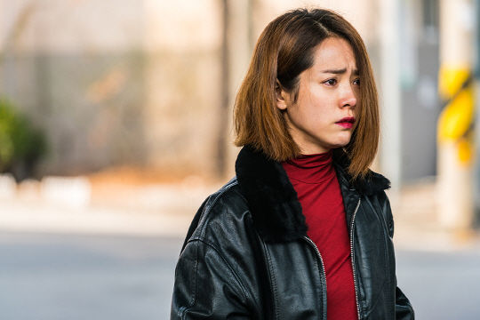 The 2018 screen was a movie about the movie theater Women (respect) with a wild breeze () blowing in Chungmuro including Actor Kim Hye-soo, Kim Hee-ae, Park Bo-young, Kim Tae-ri, Kim Hyang Gi, Kim Da-mi, Jin Seo-yeon, and Han Ji-min.Chungmuro, who has been suffering from the phenomenon of Namcho for a long time, has become a year when the performances of foxes who survived in a barren environment have shone more than ever.The work that showed off the performance of the actress this year was Along with the Gods: The Two Worlds - Causal Years (directed by Kim Yong-hwa), Believer (directed by Lee Hae-young), National Insolvency Day (directed by Choi Kook-hee) Witch (directed by Park Hoon-jung) Your Wedding (directed by Lee Seok-geun) Im going to meet now (directed by Lee Jang-hoon)  The works include Tle Forest (director Lim Pilgrimage) Mitsubaik (director Lee Ji-won) Her Story (director Min Kyu-dong) Sinful Girl (director Kim Ui-seok) Small Girl (director Jeon Go-un).Kim Hye-soo, who has captured Audiences with candid and imposing characters such as Taja (06, Choi Dong-hoon) Thieves (12, Choi Dong-hoon) Training (13, Han Jae-rim), KBS2 God of Work, and TVN Signal, set up her pride through National Insolvency Day released in November ...He transformed into Han Sihyun, head of the Bank of Koreas monetary policy team with expertise and firm conviction. He was once again proven to be a box office and simultaneous acting power by attracting 3,737,538 people with his unique platform and charismatic act.Kim Hyang Gi, who was in his second heyday with the series Along with the Gods: The Two Worlds, which opened a new era of Korean fantasy genre.Kim Hyang Gi, who captured Asia Audience as well as Korea with Ha Jung Woo and Ju Ji Hoon, won the Best Supporting Actress Award at the 39th Blue Dragon Film Awards and became Chungmuros representative actress.Kim Hyang Gi, who has always been the youngest son of the dead and the assistant lawyer, Deokchun, in the perfect synchro rate in the series Along with the Gods: The Two Worlds.Kim Hyang Gis hard-carrying emotion Acting made him laugh and cry at 2668,287 Audience.Jin Seo-yeon can not be missed as an actor who has a hot screen this year.Jin Seo-yeon, who plays Boryeong, partner of Asia drug market mogul Jin Ha-rim in Believer, has received a keen interest, Acting a madman who lives a depraved life enjoying drugs, presenting a new paradigm of female villains he has never seen before.In fact, Believer was a work that attracted a lot of believers and viewers in Chungmuro such as Cho Jin-woong and Ryu Joon-yeol, Park Hae-joon, Cha Seung-won, and the late Kim Joo-hyuk, but Jin Seo-yeon, who became a character of reversal, showed off his presence of extreme power beyond their aura.Han Ji-min, who won the 39th Blue Dragon Film Award for Best Actress in 15 years since his debut in 2003, was also attracted attention as a female actor who led the film this year.Han Ji-min, who has been working on a white shark who lives alone as an ex-convict at a young age to protect himself in the Mitsubac based on Child abuse, has been acclaimed for trying a new transform as a rough woman character who has been hurt by the world.Han Ji-min, who succeeded in getting word of mouth from Audience, was successful in forming a mania group called Tsbacker.Han Ji-min of Mitsubac who found Audience as the most extraordinary change of the year. It has brought a new wind to the female one-top movie that has been ignored.Veteran Actors is not the only one who led the storm this year.The fresh shock was also a year when the progress and activities of female newcomers such as Kim Da-mi of Witch and Jeon Yeo-bin of Sinful Girl were noticeable.The two of them have proved their potential by winning the awards of various movie awards and new actresses, as well as invigorating the vitality of the work beyond belief that they are newcomers.Kim Da-mi and Jeon Yeo-bin, who took a snow stamp on Audience with fresh new face, different charm.The two men who became Chungmuro blue chips are considered to be the future to break the Chungmuro female actor brutality and are expecting the movie industry.