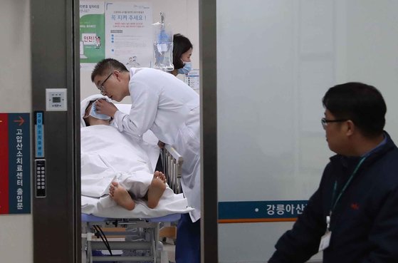 강릉 아산병원 의료진이 펜션에 투숙했다 의식을 잃은 학생들의 상태를 살피고 있다. 김상선 기자