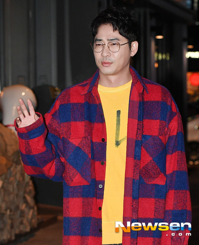 Actor Kang Ji-hwan poses at the KBS 2TV drama I can die Party with staff held at a restaurant in Yeouido-dong, Yeongdeungpo-gu, Seoul on the afternoon of December 27th.useful stock