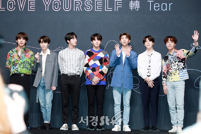 It was in May that BTS began to change records in earnest.They released their third full-length album, FAKE LOVE, a comeback stage for the title song LOVE YOURSELF Tear, for the first time at the 2018 Billboards Music Awards.In particular, BTS became the first Billboards 200 singer to be the first K-pop singer, becoming the Billboards 200 singer in 12 years, not English.In addition, Fake Love also entered the single chart Hot 100 at No. 10 and wrote a new history in Korea song company.The BTS record march continued in the second half of the year.The album Love Yourself-Self Anthur (LOVE YOURSELF ANSWER) released in August also proved its unchanging popularity by reaching the top of the Billboards 200 and entering the 11th hot 100.In addition, BTS, which won the Favorite Social Artist Award at the 2018 American Music Awards in October, won the Best Group and Biggest Fans at the 2018 MTV Europe Music Awards, the biggest musical awards ceremony in Europe in November, He won the king.In addition, he has been selected as the most tweeted musician in the United States of America Stadium Dome Tour, the United Nations General Assembly speech, the United States of America weekly time cover decoration, and the former World.He received the youngest Hwagwan Cultural Medal and was recognized for his K-pop announcement to overseas markets.BTS, which has won more than 30 awards including Grand Prize at various awards ceremony, expressed its grievances and burdens by saying that it had shared discussions on dismantling earlier this year.However, for a while, BTS signed a contract with Big Hit Entertainment, an agency, early on, and began to fill the schedule for next year.Indeed, fans at home and abroad are paying attention to what kind of action BTS will show in 2019.