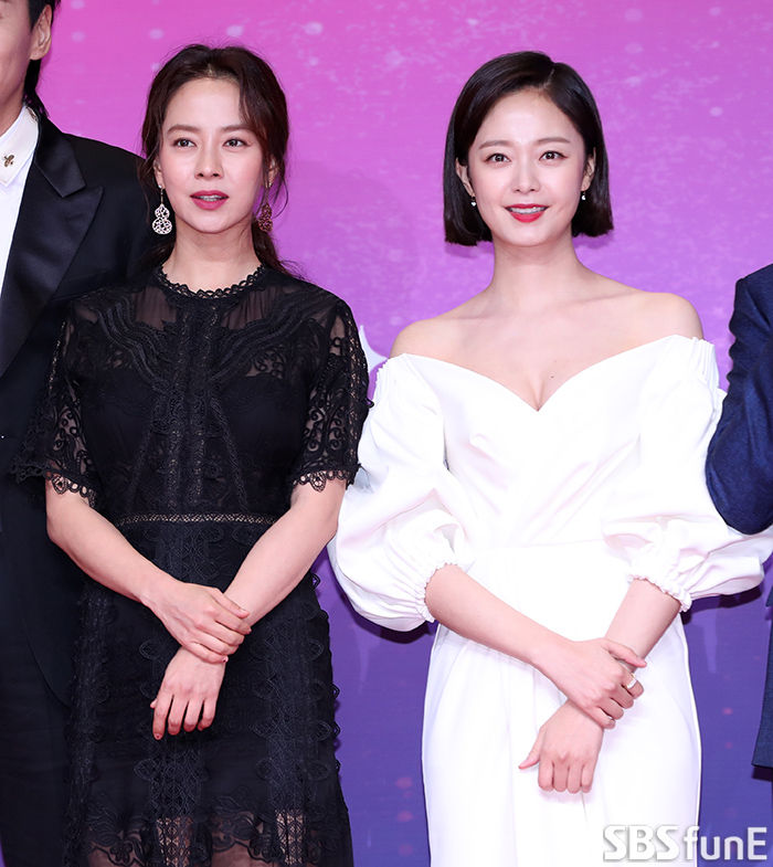 Song Ji-hyo and Jeon So-min of Running Man have a photo time at the 2018 SBS Entertainment Grand Prize photo wall event held at SBS Prism Tower in Sangam-dong, Mapo-gu, Seoul on the afternoon of the 28th.