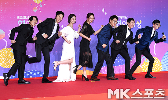 The 2018 SBS Entertainment Awards Red Carpet Event was held at SBS Media Center in Sangam-dong, Mapo-gu, Seoul on the afternoon of the 28th.The cast of Running Man poses at the 2018 SBS Entertainment Awards Red Carpet Event.