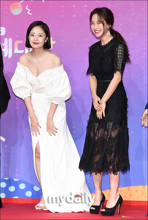 Actors Jeon So-min and Song Ji-hyo pose at the 2018 SBS Entertainment Awards ceremony photo wall event held at SBS prism tower in Sangam-dong, Seoul on the afternoon of the 28th.